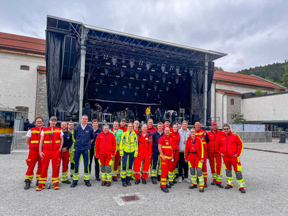 Bierle in da Sun Festival - Gemeinsames Foto mit DLRG, Ambulanz Rosenheim und Oimara